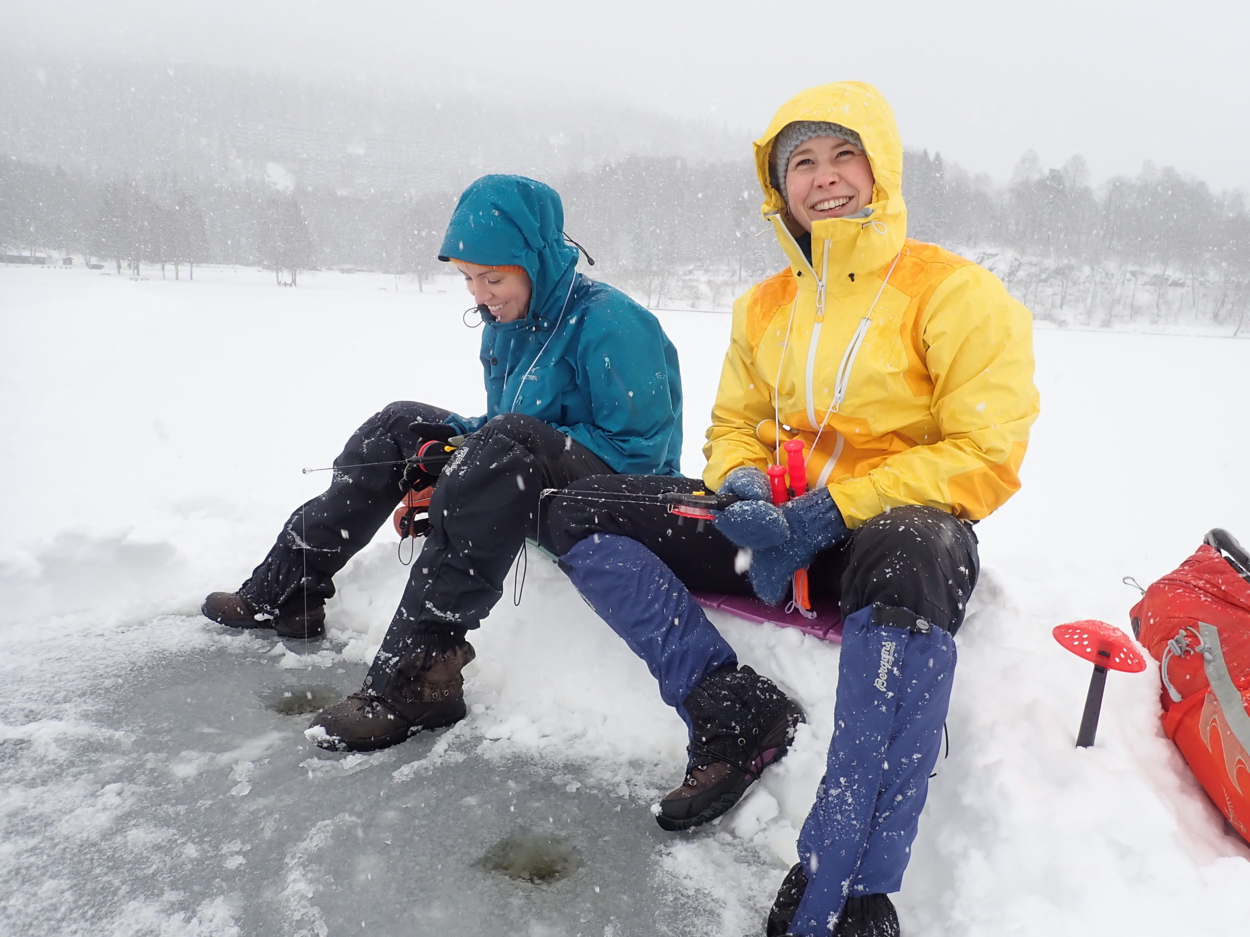 Read more about the article Fin dag på isen for Fiskejenter i Marka
