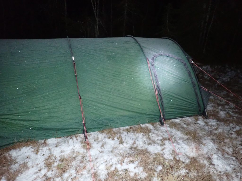 Det ser litt kaldt ut, men med to liggeunderlag og en god sovepose sover man veldig godt her! 